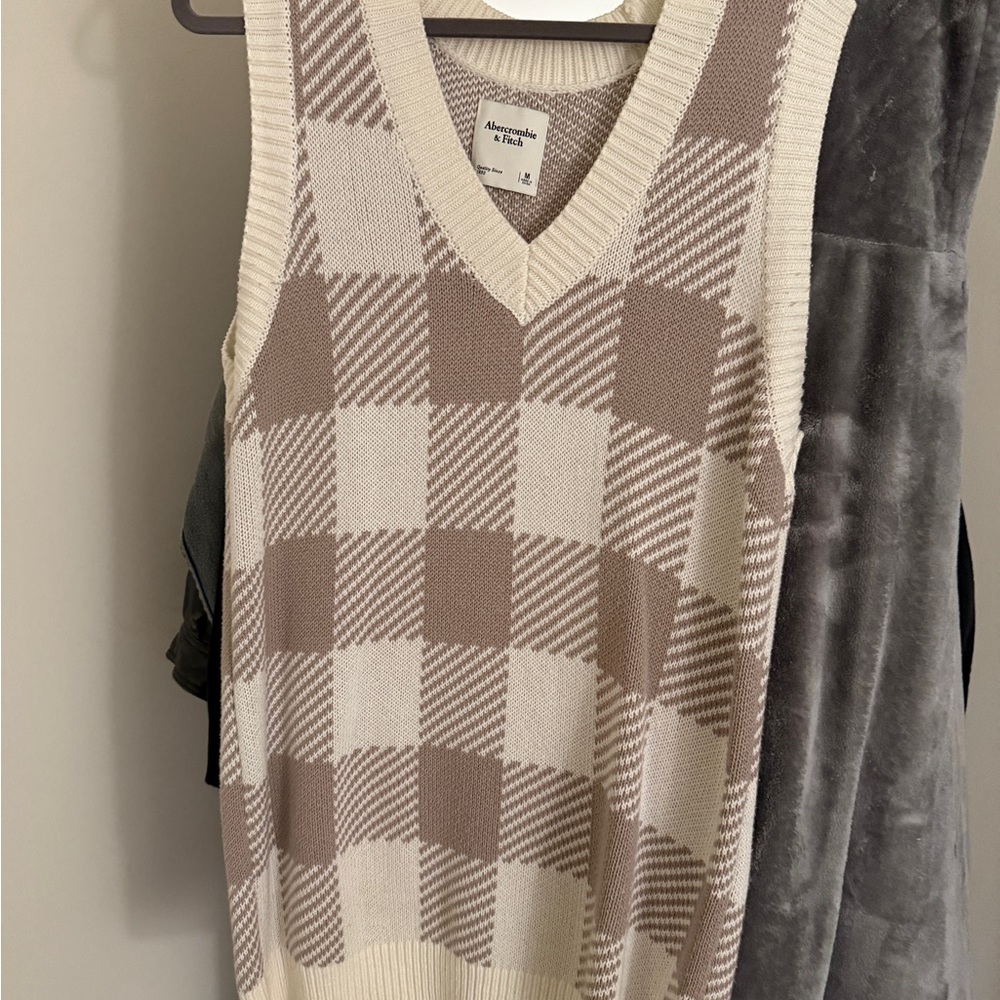 Abercrombie Beige and Cream Checkered Sweater Vest